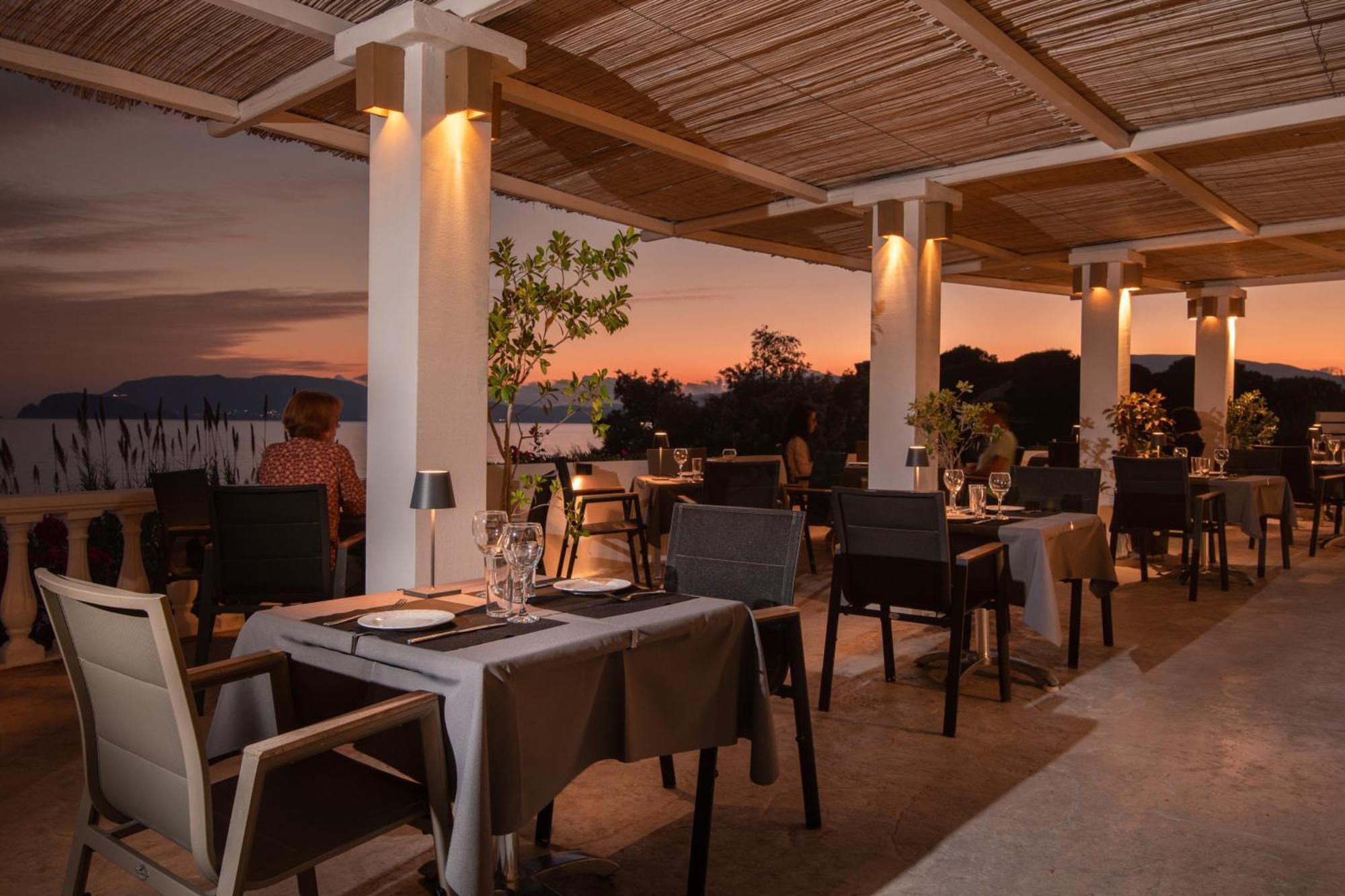 Crystal Beach Hotel กาลามากี ภายนอก รูปภาพ