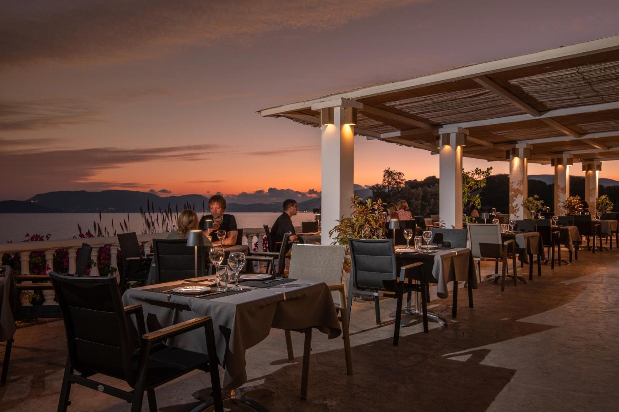 Crystal Beach Hotel กาลามากี ภายนอก รูปภาพ